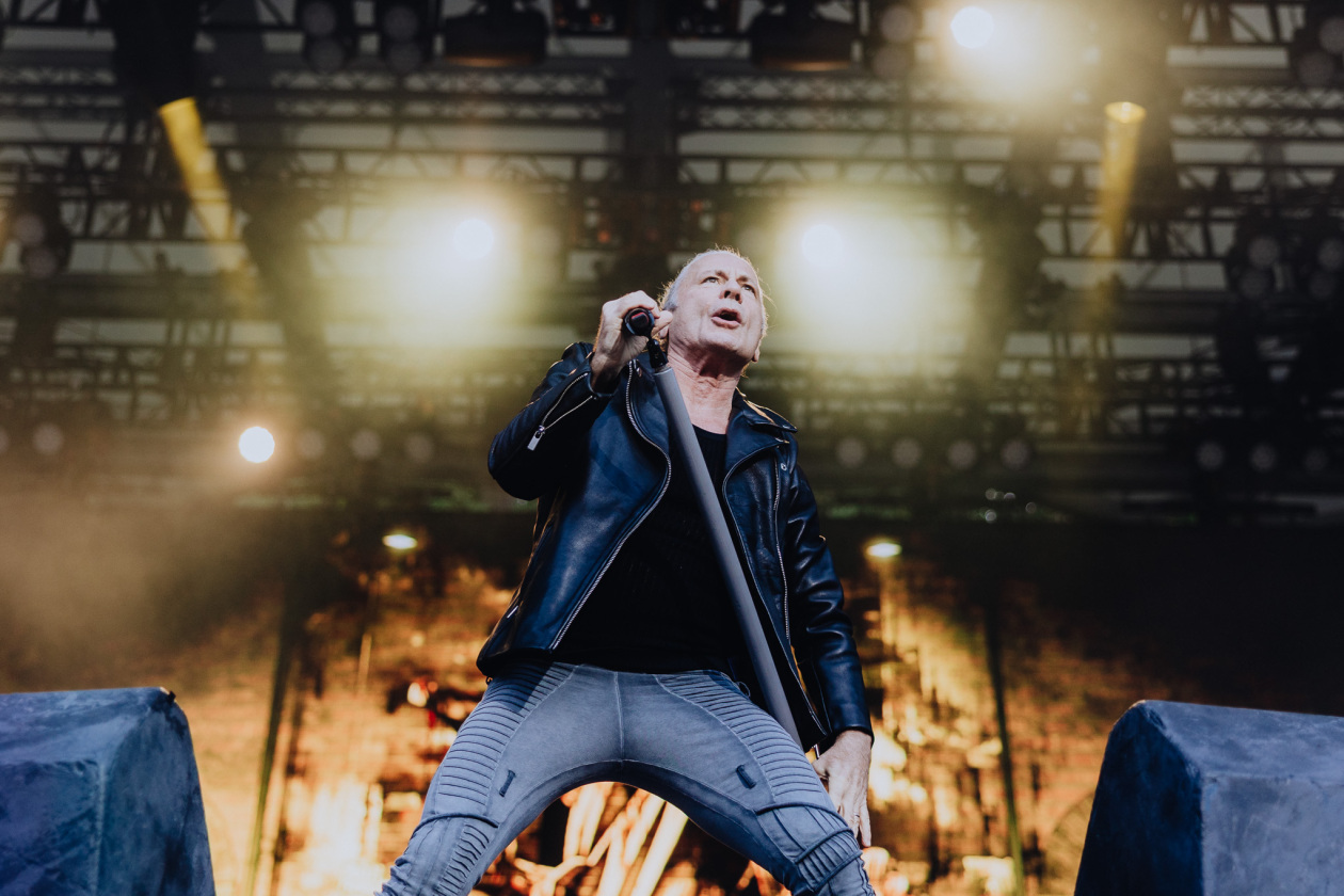 Iron Maiden – Von der ersten Sekunde an sind die Fans am Start: Bruce Dickinson und Band zuhause im dicken B. – Bruce Dickinson.