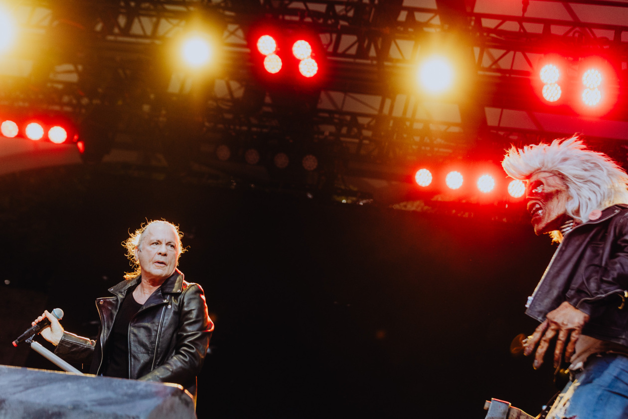 Iron Maiden – Von der ersten Sekunde an sind die Fans am Start: Bruce Dickinson und Band zuhause im dicken B. – Bruce und Eddie.