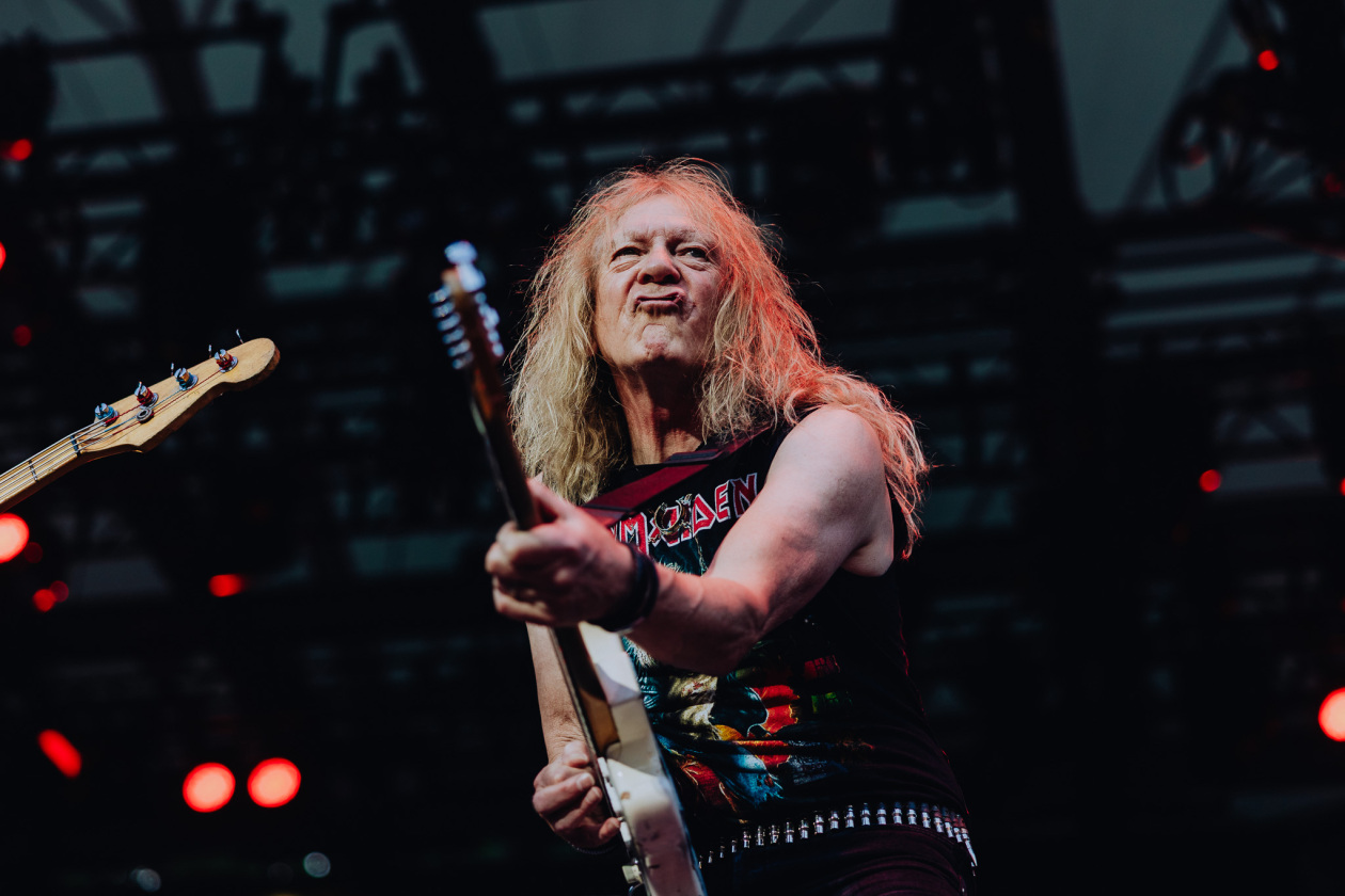 Iron Maiden – Von der ersten Sekunde an sind die Fans am Start: Bruce Dickinson und Band zuhause im dicken B. – Janick Gers.
