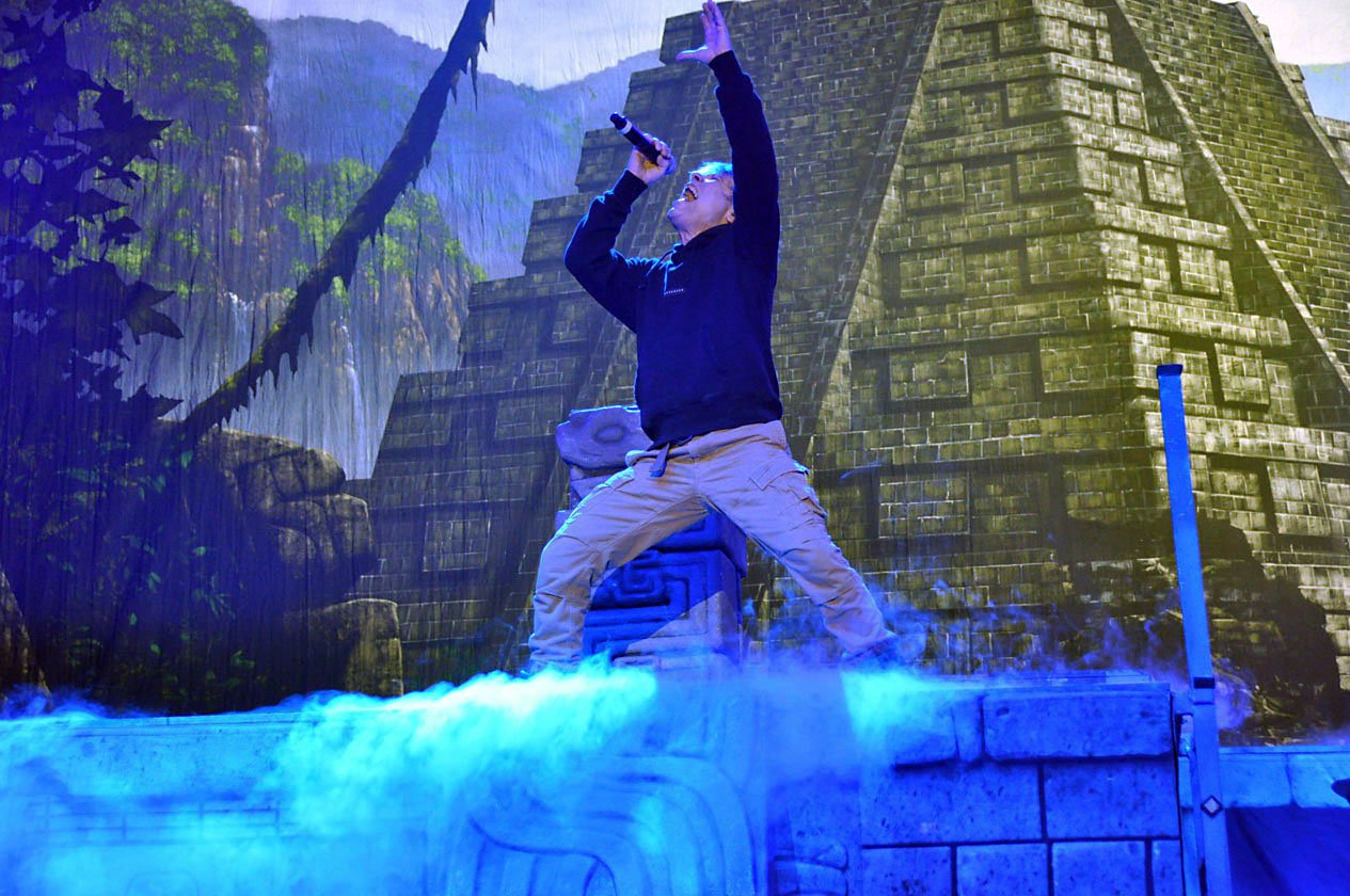 Iron Maiden – Bruce Dickinson vor aztekisch anmutender Kulisse.