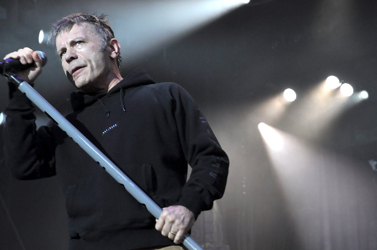Iron Maiden – Bruce Dickinson und Co. rockten den Genfer See – ... doch schließlich wollte es nicht mehr richtig klappen.