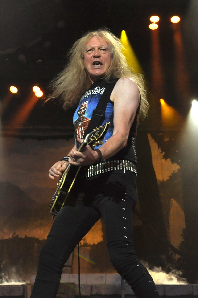 Iron Maiden – Bruce Dickinson und Co. rockten den Genfer See – ...während Drittgitarrist Janick Gers eher den Clown gab.