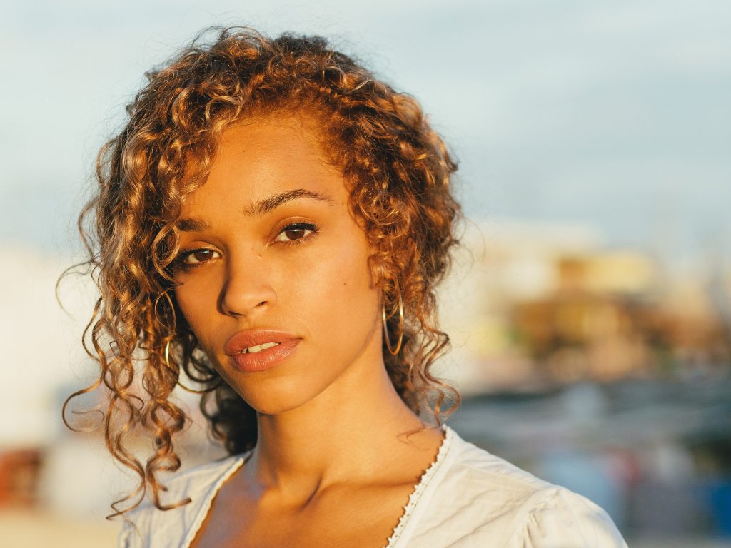 Izzy Bizu