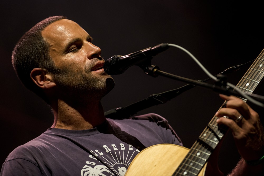 Jack Johnson bringt einen Hauch von von Hawaii ins E-Werk. – 