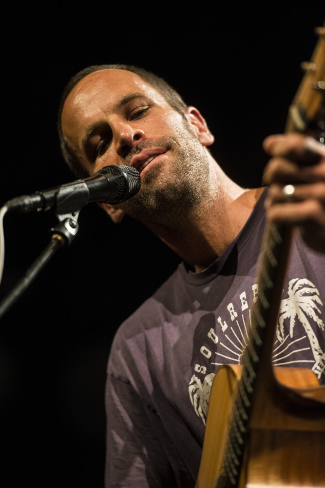 Jack Johnson bringt einen Hauch von von Hawaii ins E-Werk. – 
