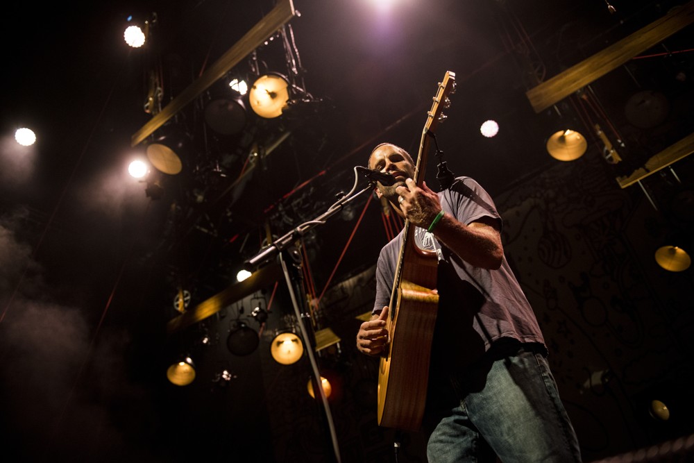 Jack Johnson bringt einen Hauch von von Hawaii ins E-Werk. – 