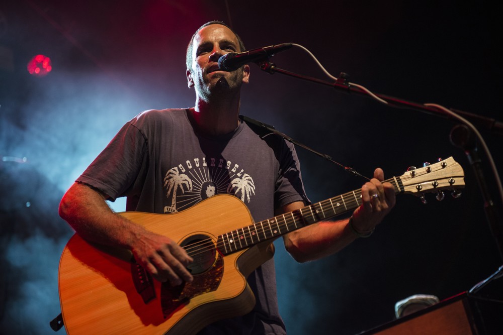 Jack Johnson bringt einen Hauch von von Hawaii ins E-Werk. – 