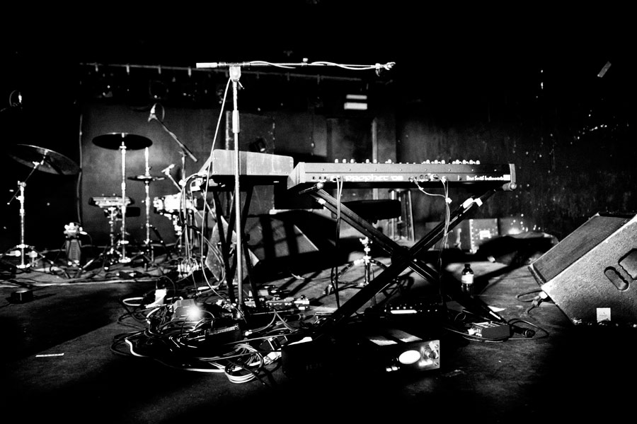 James Blake – Das neue Wunderkind des Dubstep. – Less is more - das sieht man auch am Bühnensetup des Künstlers.