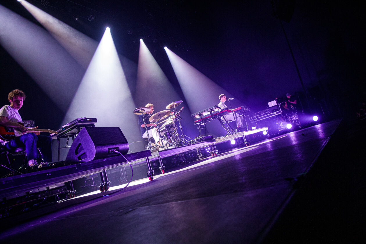 James Blake – Mit dem aktuellen Album Friends "That Break Your Heart" auf Europatour: Der Brite besuchte dabei auch die deutsche Haupstadt. – Blake und Band.