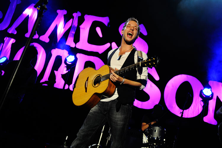 James Morrison – Gut aufgelegt zum Tourstart in der Domstadt. – Mann mit Gitarre im ausverkauften Kölner E-Werk.