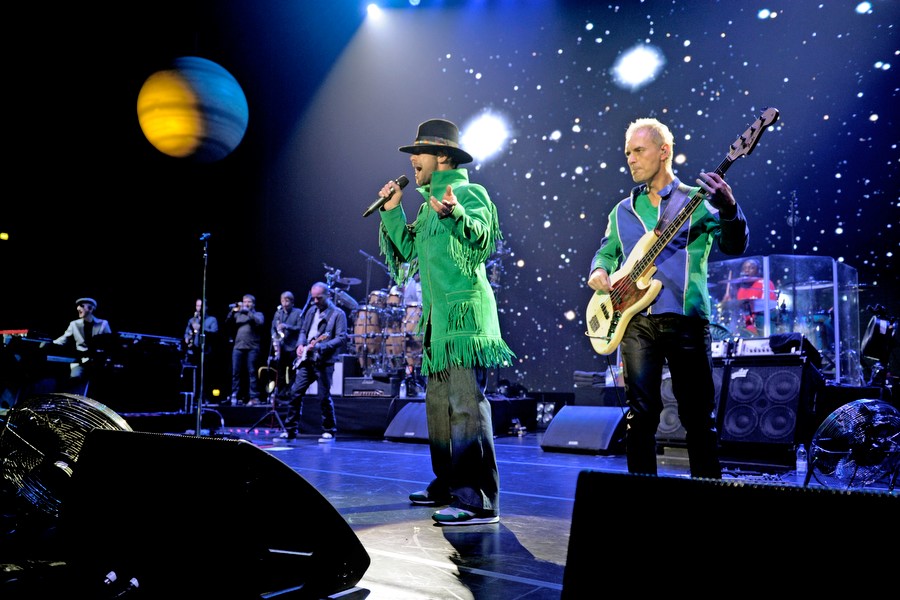 Nach Krankheit und ausgefallenen Terminen endlich in Oberhausen: Jamiroquai – ...die Band und Sänger Jay Kay kamen nur eine halbe Stunde...
