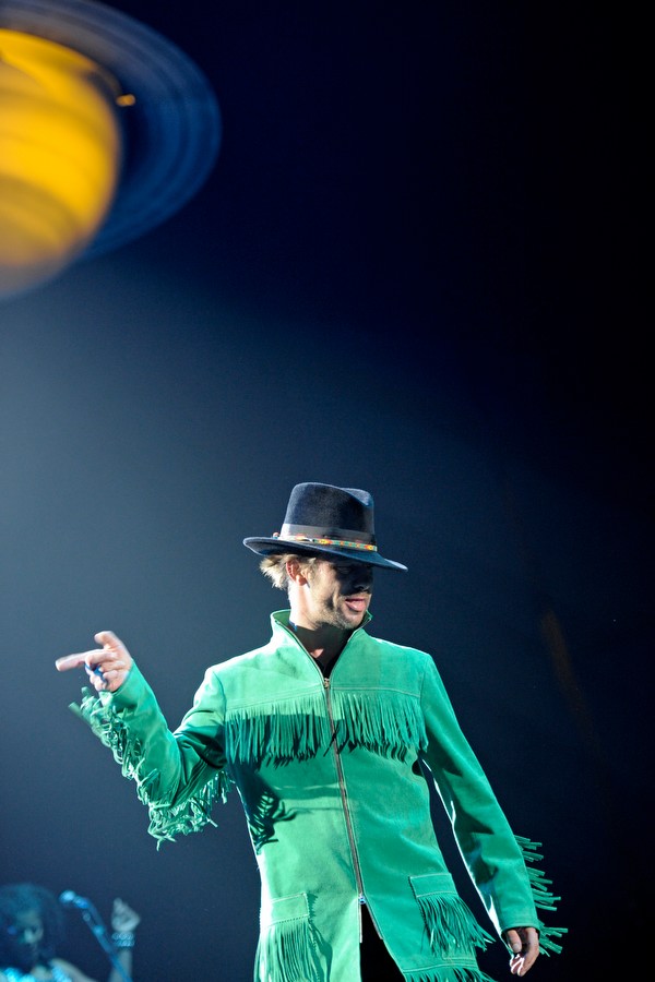 Nach Krankheit und ausgefallenen Terminen endlich in Oberhausen: Jamiroquai – Durfte natürlich nicht fehlen: Cosmic...