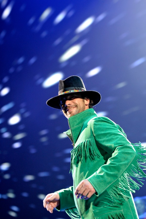 Nach Krankheit und ausgefallenen Terminen endlich in Oberhausen: Jamiroquai – ...Girl als dritter Song.