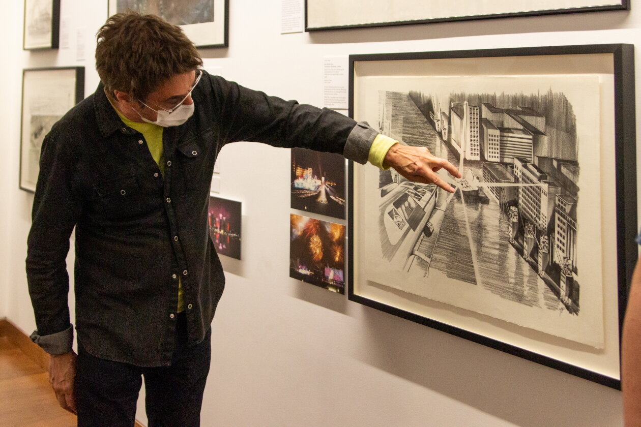 Jean Michel Jarre – Jean-Michel Jarre bei der Ausstellungseröffnung im Berliner Museum für Architekturzeichnung. – Jarre erklärt Destination Docklands.