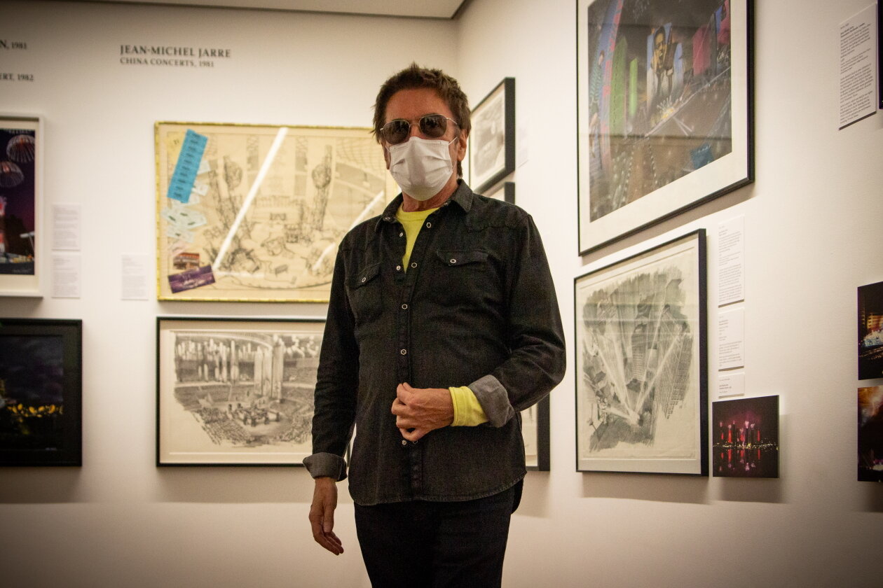 Jean Michel Jarre – Jean-Michel Jarre bei der Ausstellungseröffnung im Berliner Museum für Architekturzeichnung. – Jean-Michel Jarre im Museum.