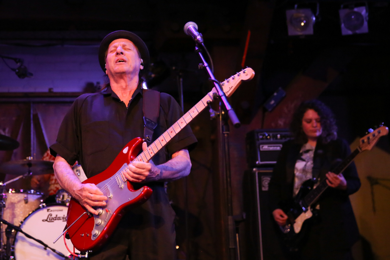 Jerry Harrison & Adrian Belew – Rockgeschichte on stage: Talking Heads meets King Crimson. – Adrian Belew.