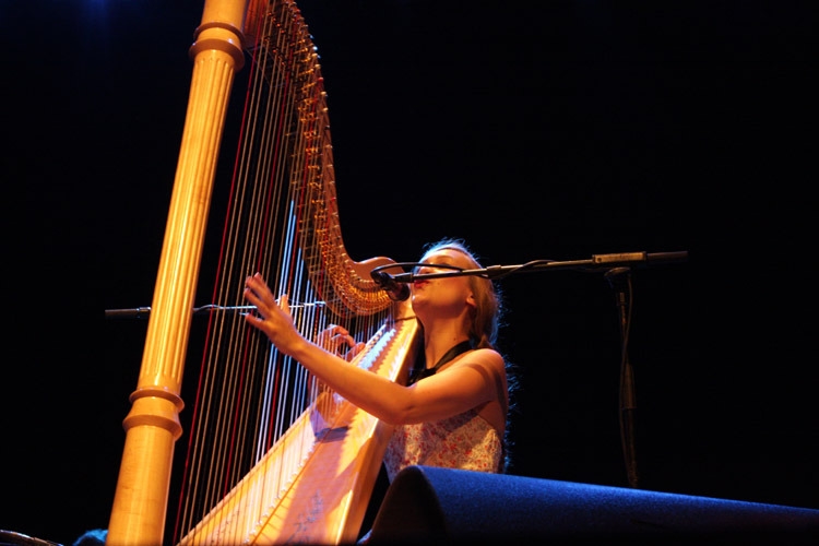 Die Harfinistin Joanna Newsom im Volkshaus Zürich – Joanna Newsom in Zürich.