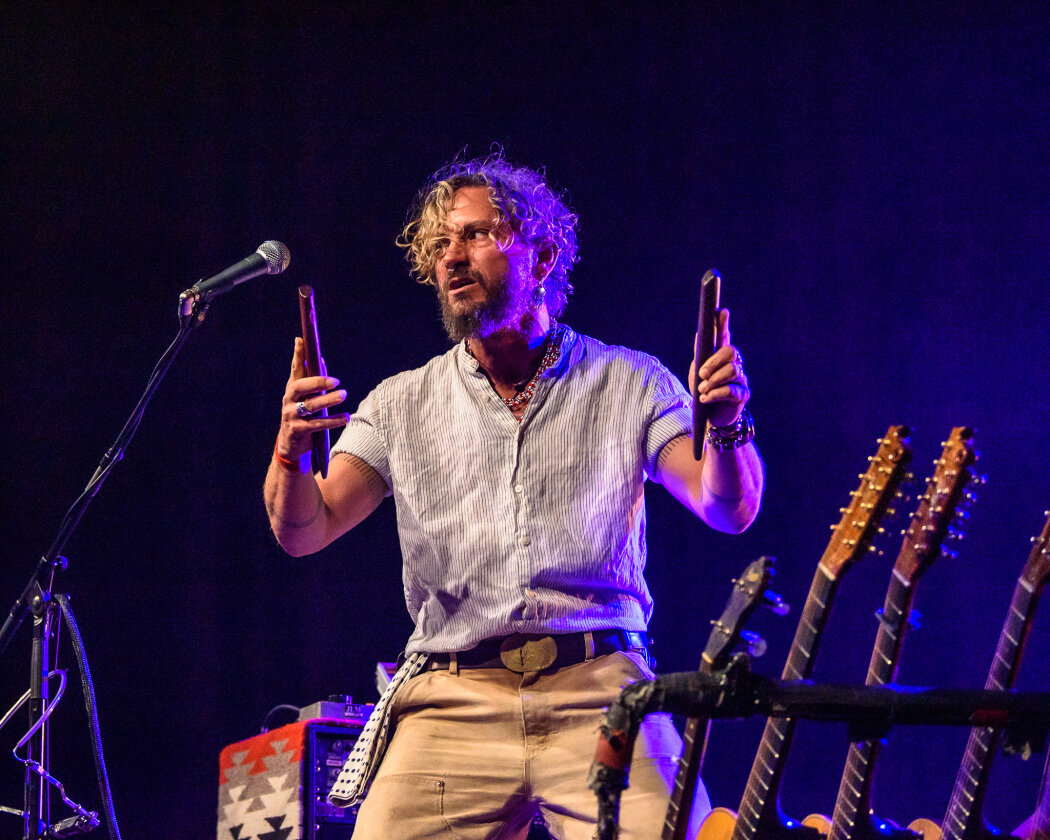 Der australische  Ausnahmegitarrist gilt als einer der besten Livemusiker unserer Zeit. – John Butler.
