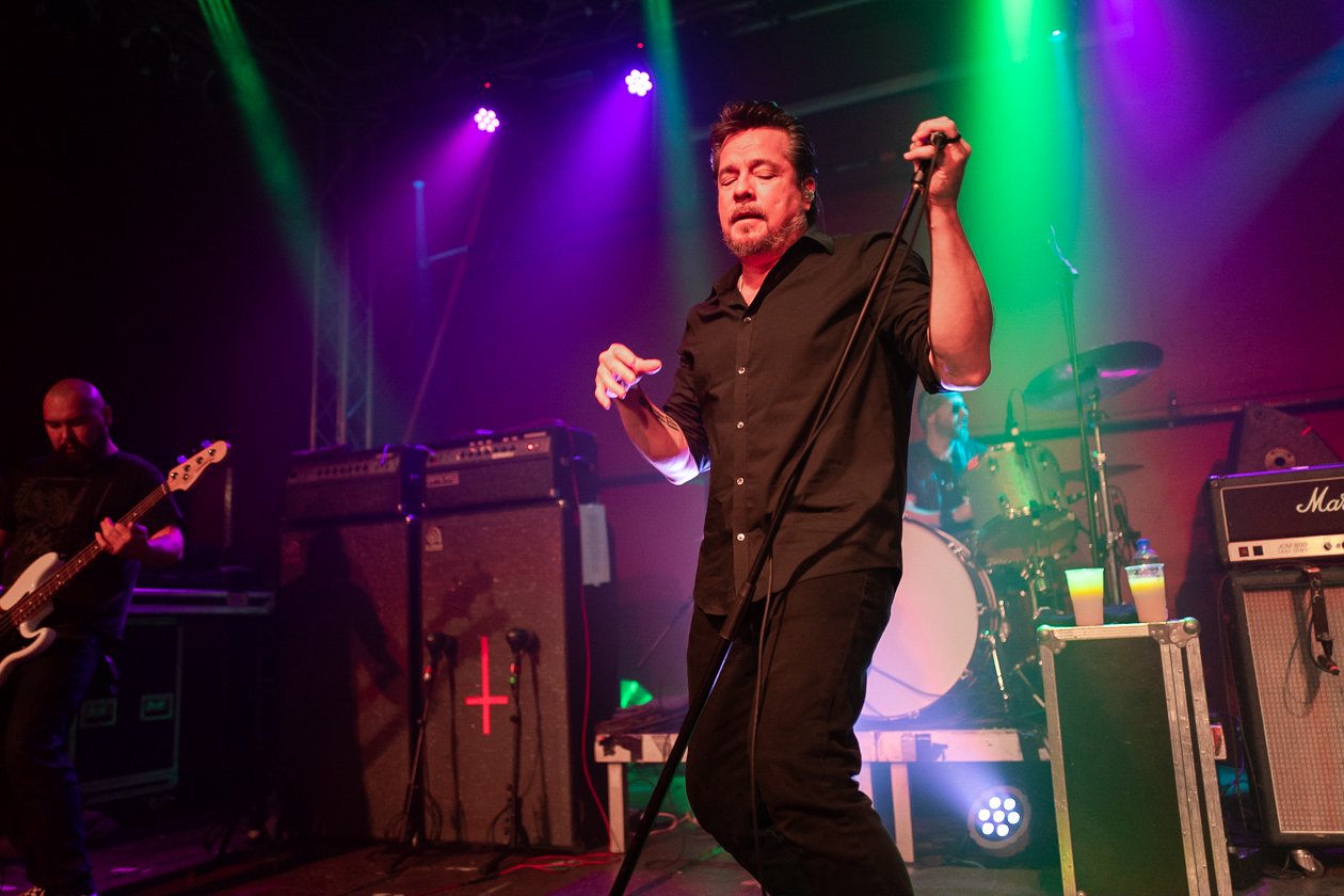 Back on track - und wie: der Ex-Kyuss-Fronter mit neuer Band und aktuellem Album. – John Garcia.