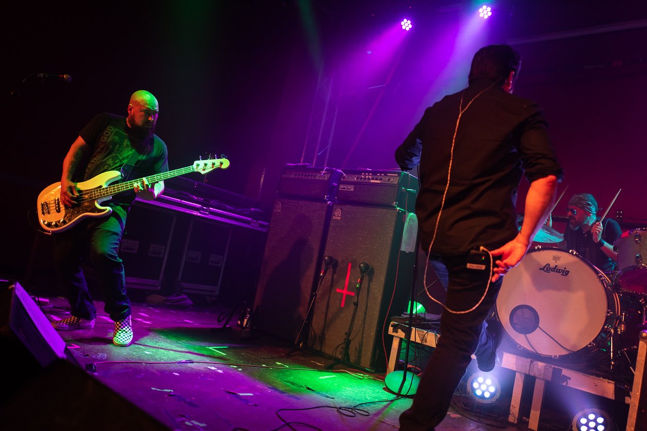 Back on track - und wie: der Ex-Kyuss-Fronter mit neuer Band und aktuellem Album. – John Garcia.