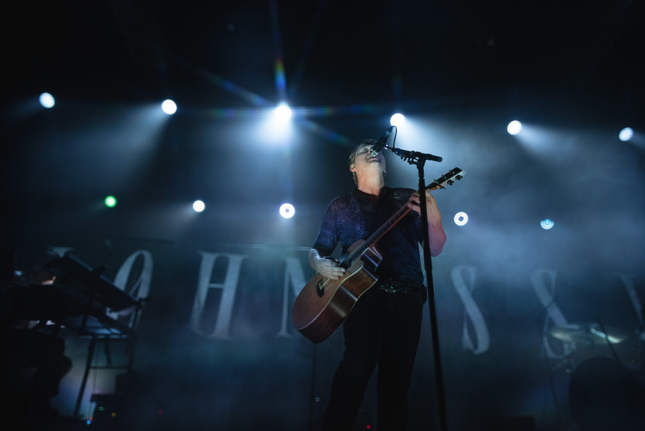 Schmissig und sympathisch: Vor vollem Haus entzücken die schwedischen Indie-Pioniere ihre Fans. – Johnossi.