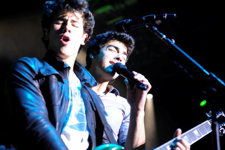 Kreischende Teenies, konsternierte Väter: Drei Brüder in Köln. – Jonas Brothers im Rheinland.