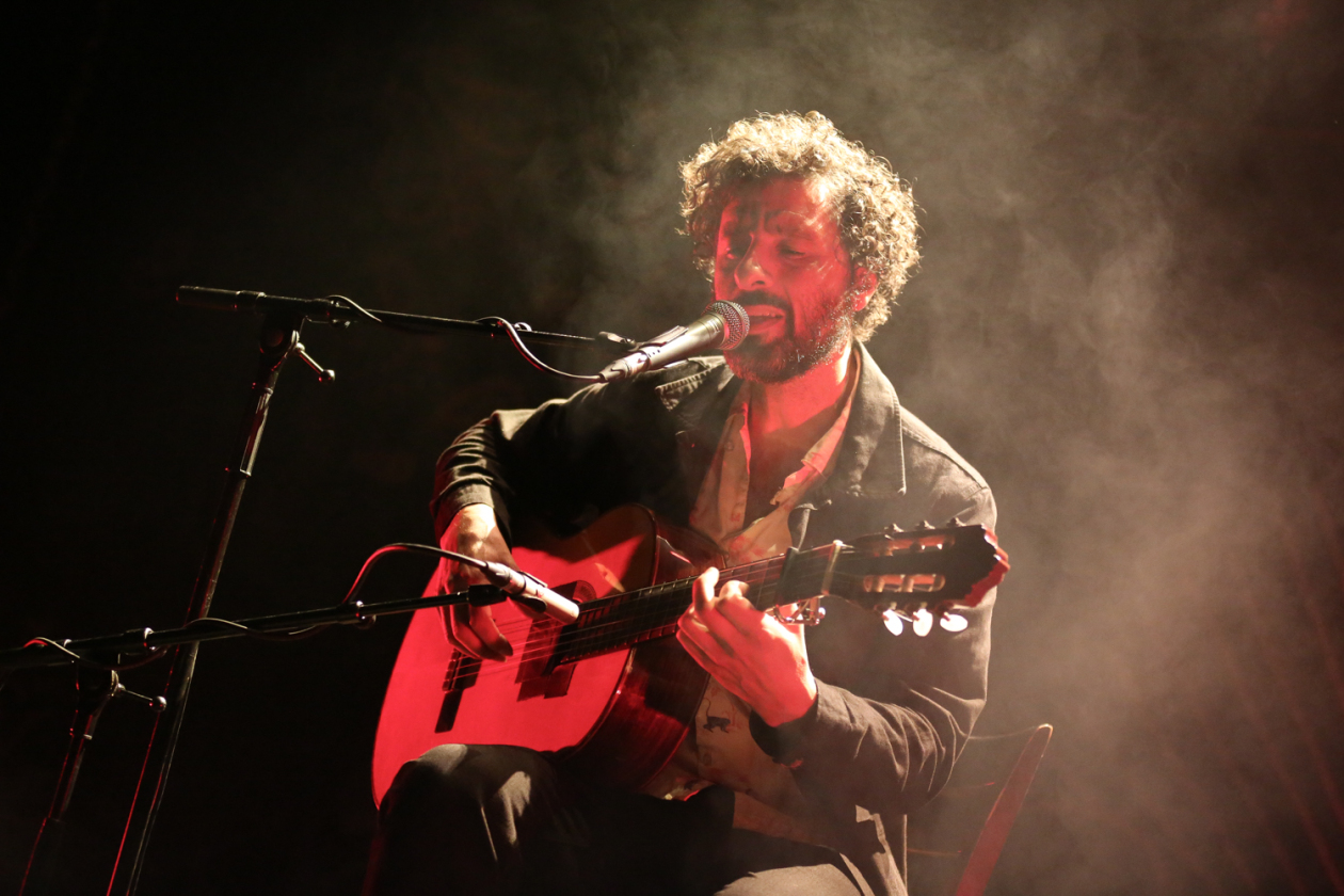 Ausverkauft. Der schwedische Singer/Songwriter mit dem aktuellen Album "Against The Dying Of The Light" auf Tour. – José González.