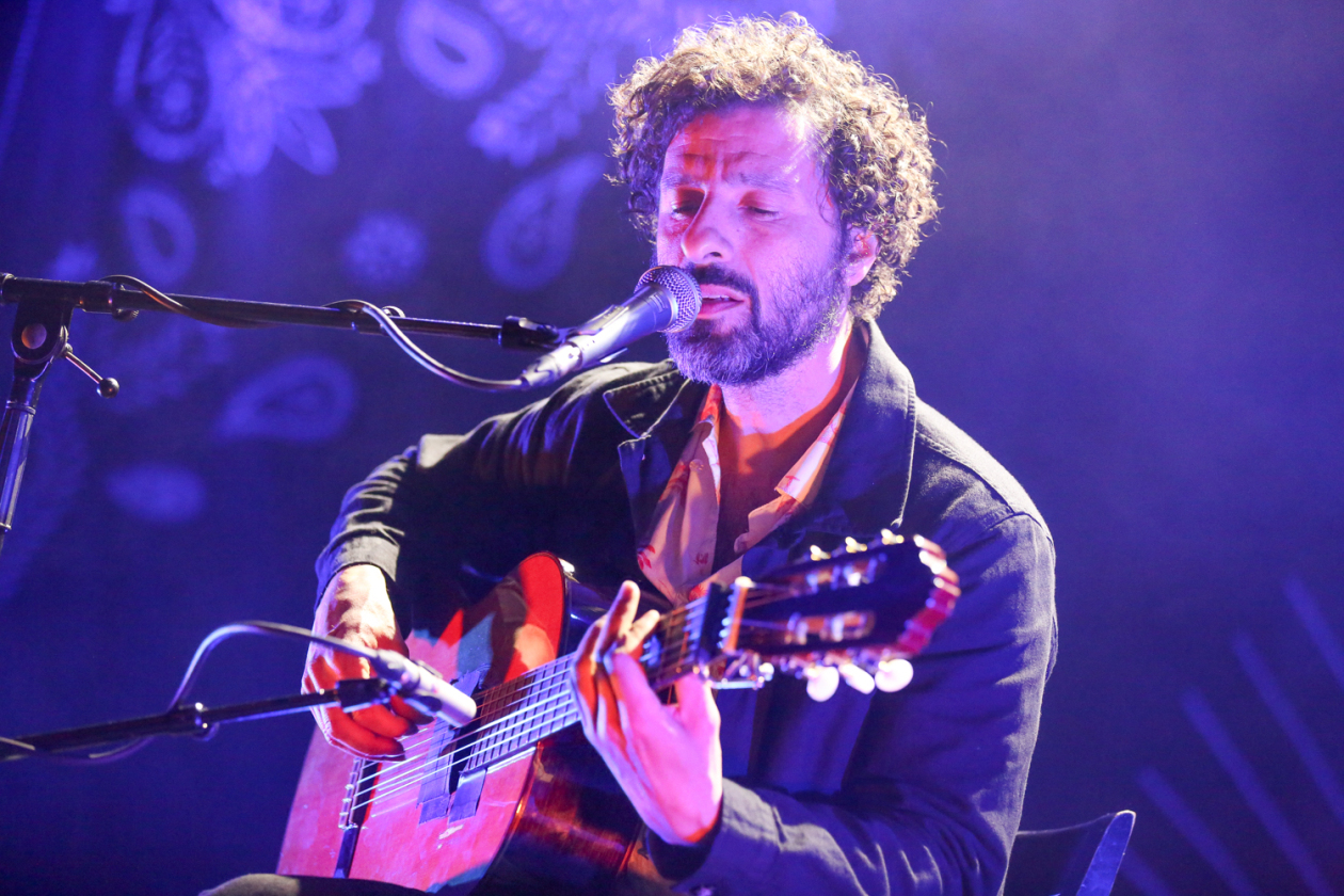 Ausverkauft. Der schwedische Singer/Songwriter mit dem aktuellen Album "Against The Dying Of The Light" auf Tour. – José González.