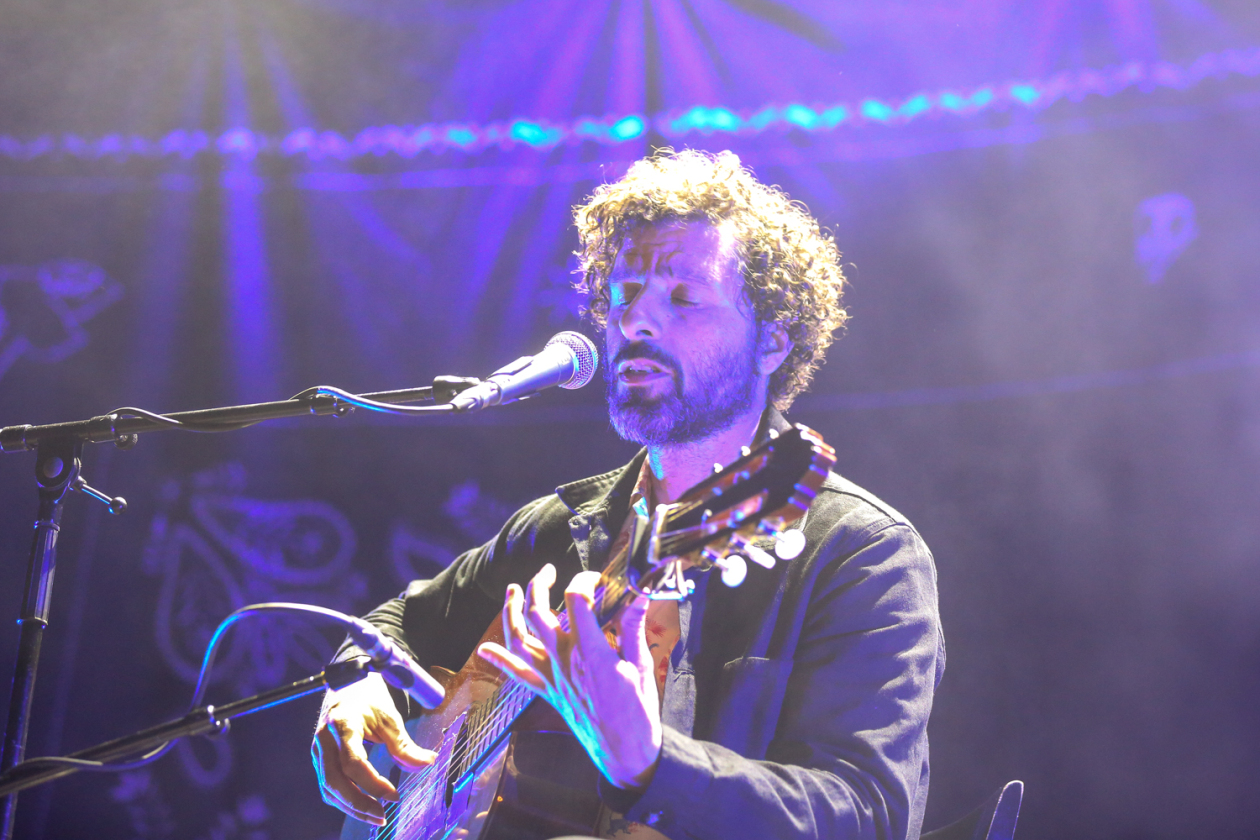 Ausverkauft. Der schwedische Singer/Songwriter mit dem aktuellen Album "Against The Dying Of The Light" auf Tour. – José González.