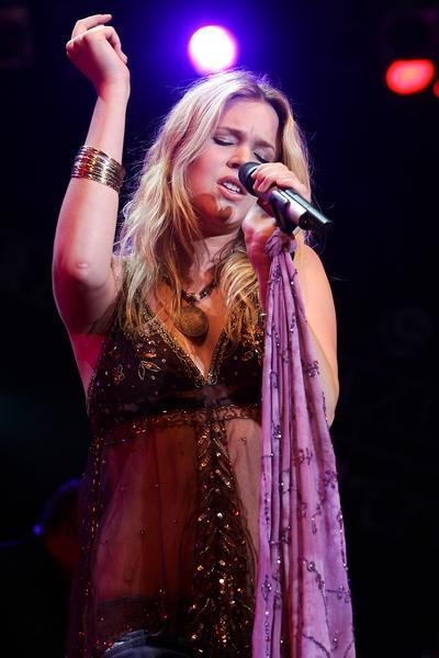 Joss Stone – Das frisch volljährige Frolleinwunder des Soul begeistert in Bonn. – 