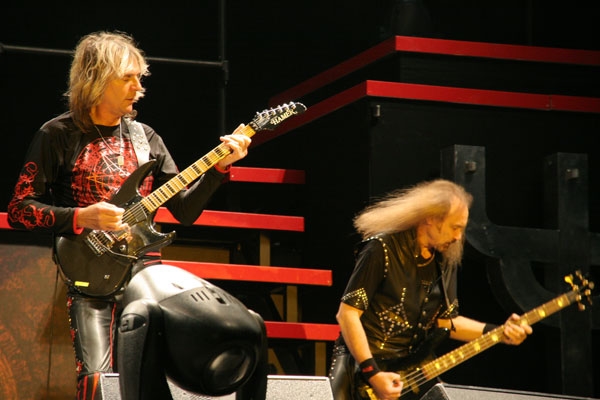 Judas Priest – Vor allem Halford ist vom Alter gezeichnet. – 