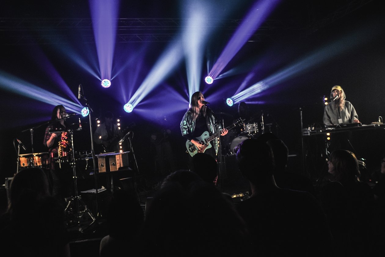 Bochum schlägt die Zelte auf und lädt zum Kulturfestival an den Kemnader See. Bevor die 257ers die Hauptbühne beschallen, gibt sich Judith Holofernes im kleinen Rahmen die Ehre. – Band bei Laune …