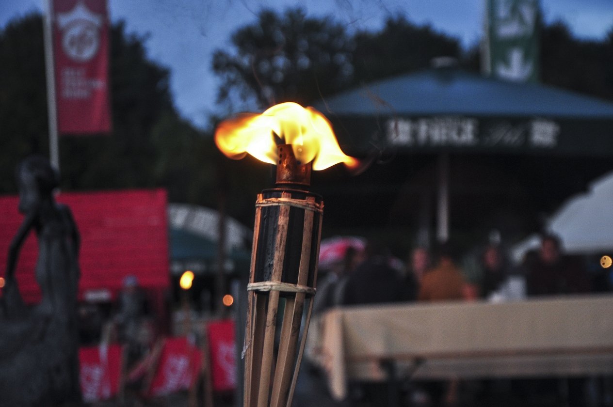 Bochum schlägt die Zelte auf und lädt zum Kulturfestival an den Kemnader See. Bevor die 257ers die Hauptbühne beschallen, gibt sich Judith Holofernes im kleinen Rahmen die Ehre. – Doch auch der geht vorüber.
