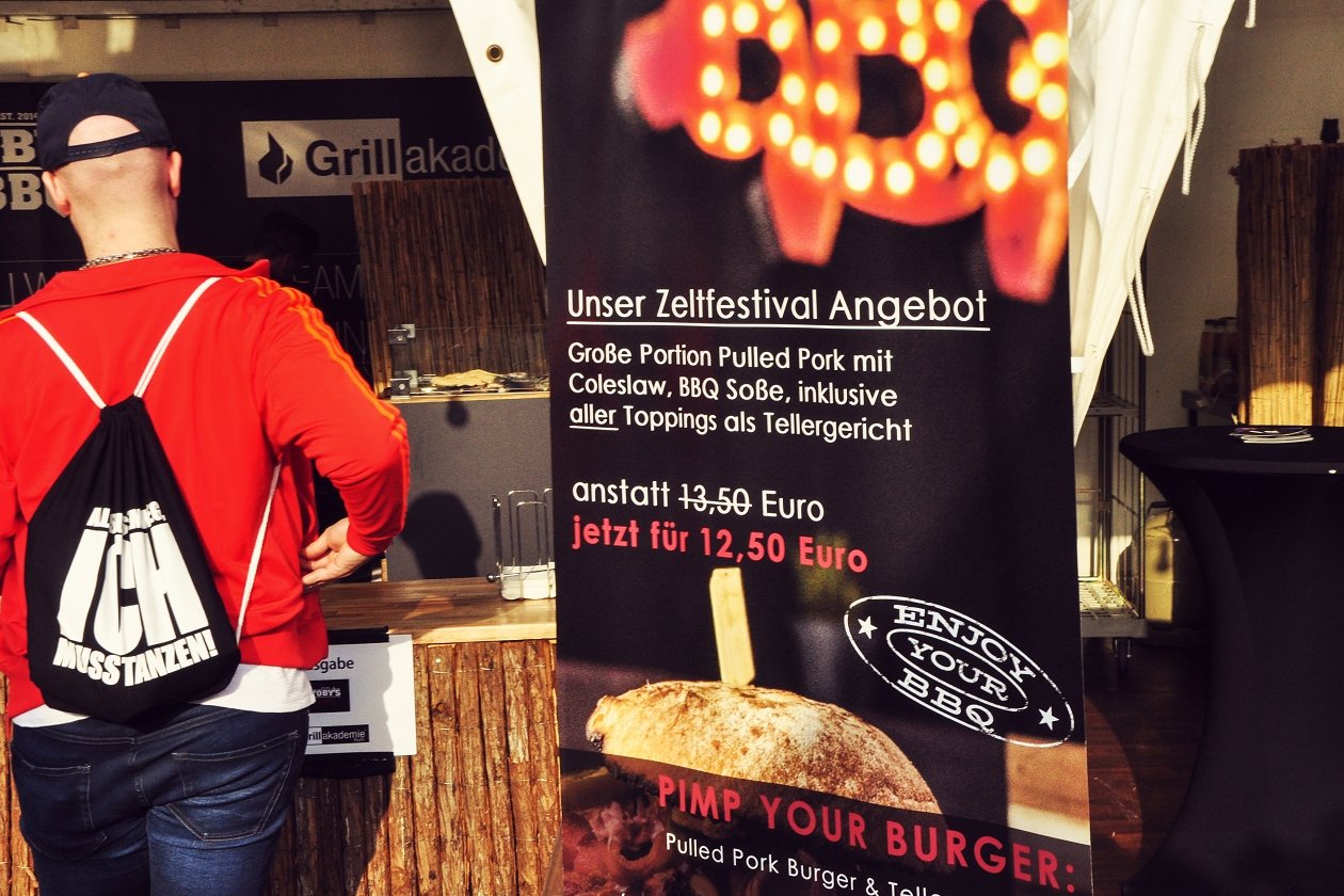 Bochum schlägt die Zelte auf und lädt zum Kulturfestival an den Kemnader See. Bevor die 257ers die Hauptbühne beschallen, gibt sich Judith Holofernes im kleinen Rahmen die Ehre. – Pricey.