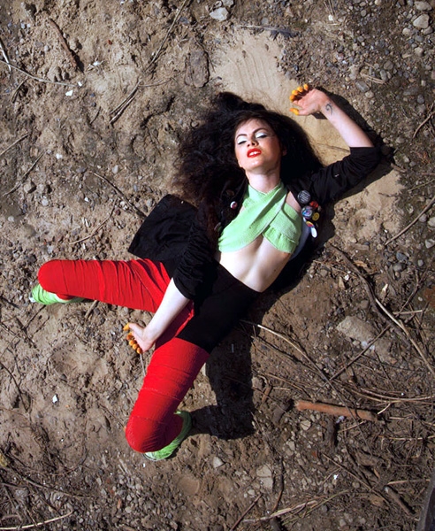 Julia Marcell im Sand. – Julia Anno 2011
