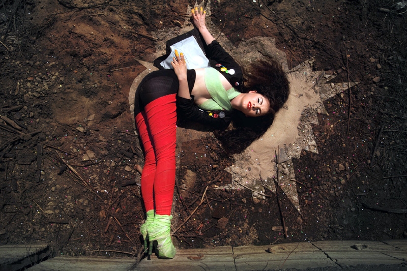 Julia Marcell im Sand. – Julia Anno 2011