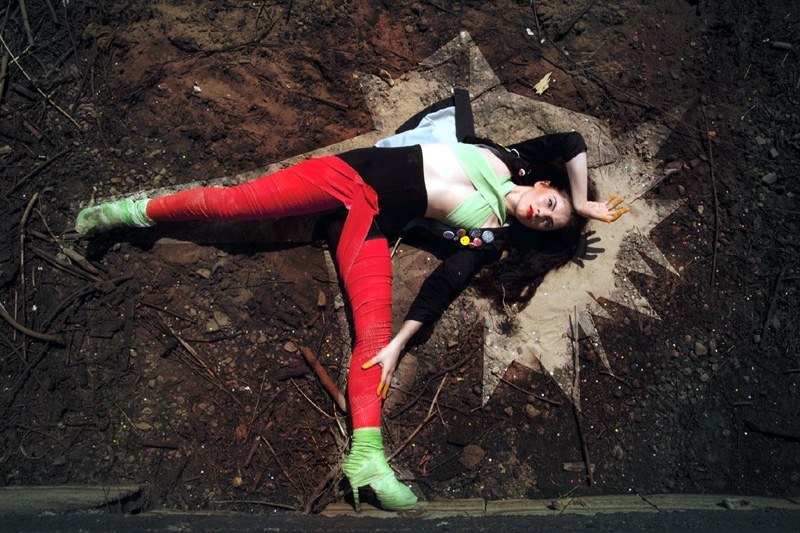 Julia Marcell im Sand. – Julia Anno 2011