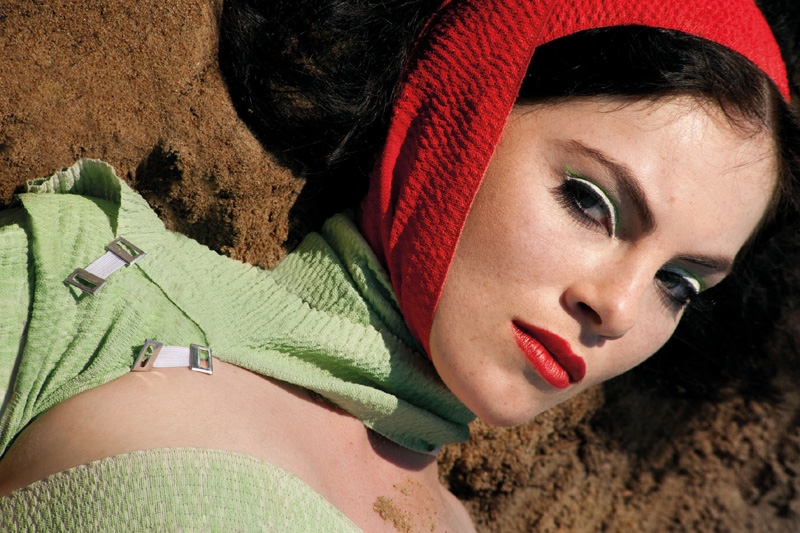 Julia Marcell im Sand. – Julia Anno 2011