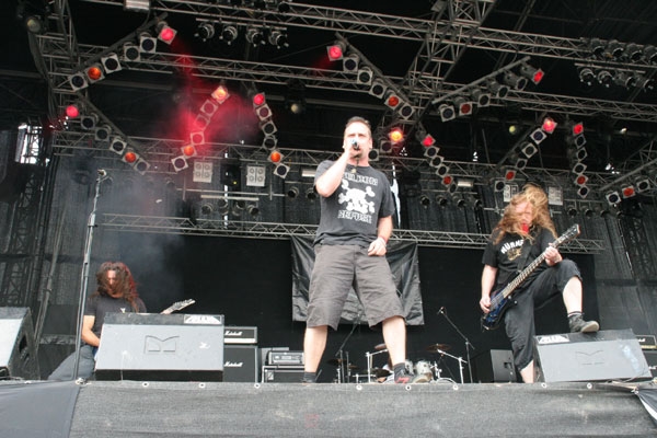 Justice (Franken) – Zuerst im Partyzelt mit Coverprogramm, dann auf der Hauptbühne mit eigenen Songs. – 