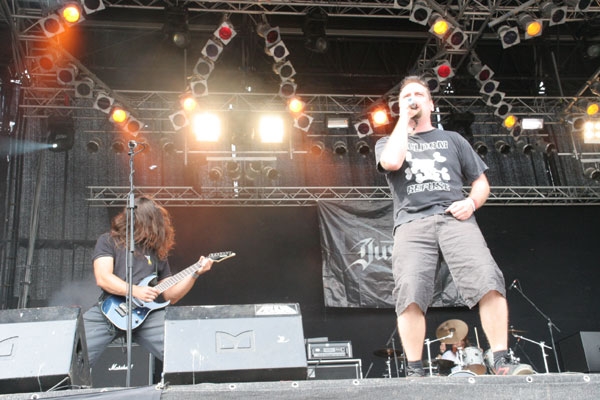 Justice (Franken) – Zuerst im Partyzelt mit Coverprogramm, dann auf der Hauptbühne mit eigenen Songs. – 