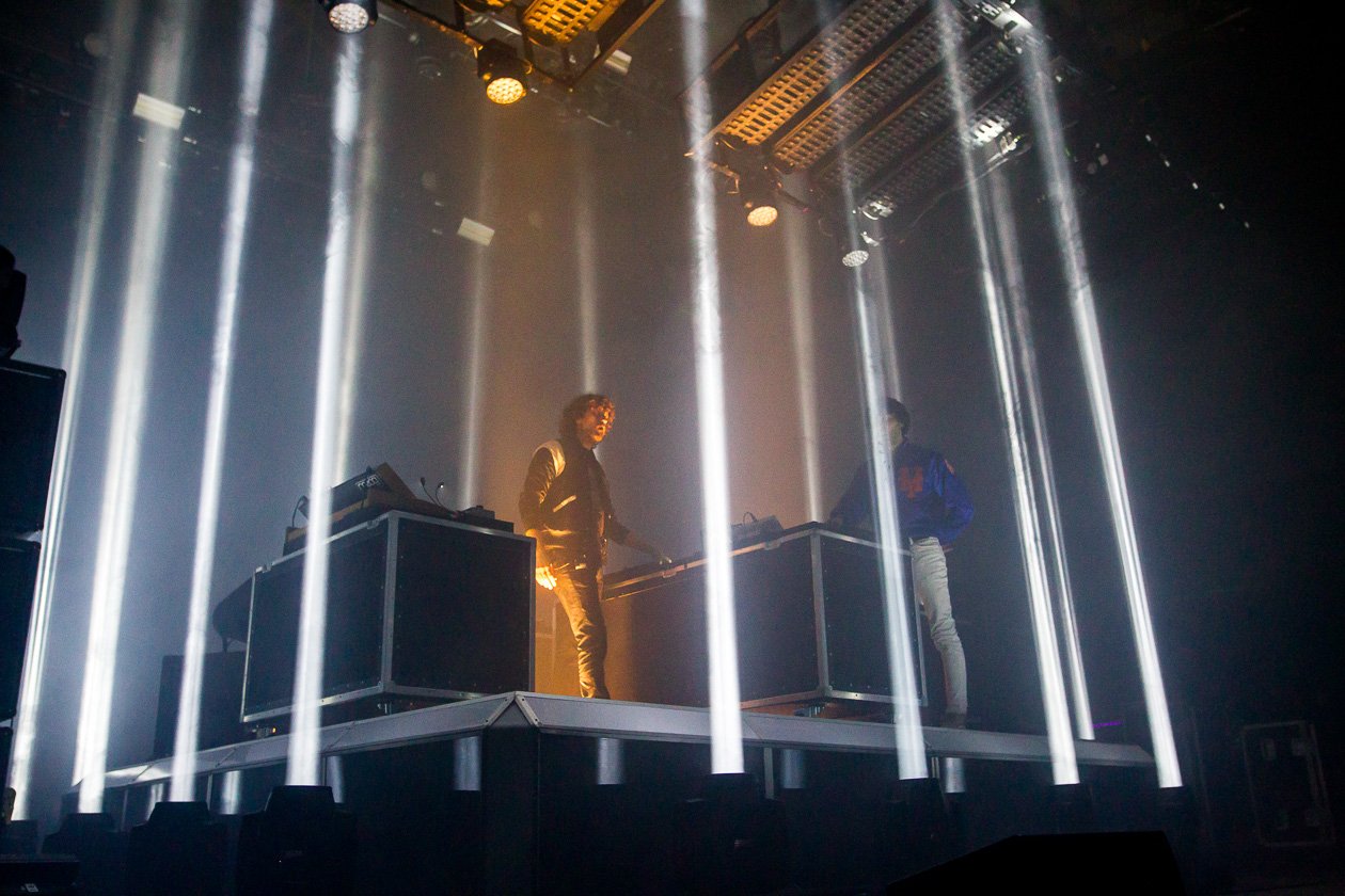 Justice – Im Lichtkäfig.