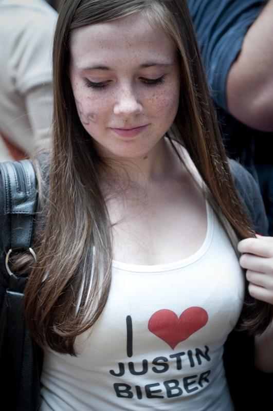 Justin Bieber unplugged am Frankfurter Flughafen. – Bieber-Fans, Frankfurt 2012