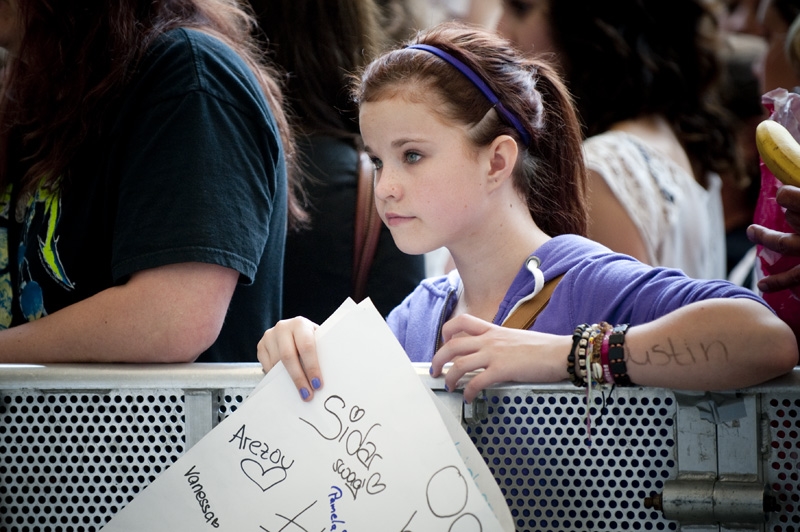 Justin Bieber unplugged am Frankfurter Flughafen. – Bieber-Fans, Frankfurt 2012