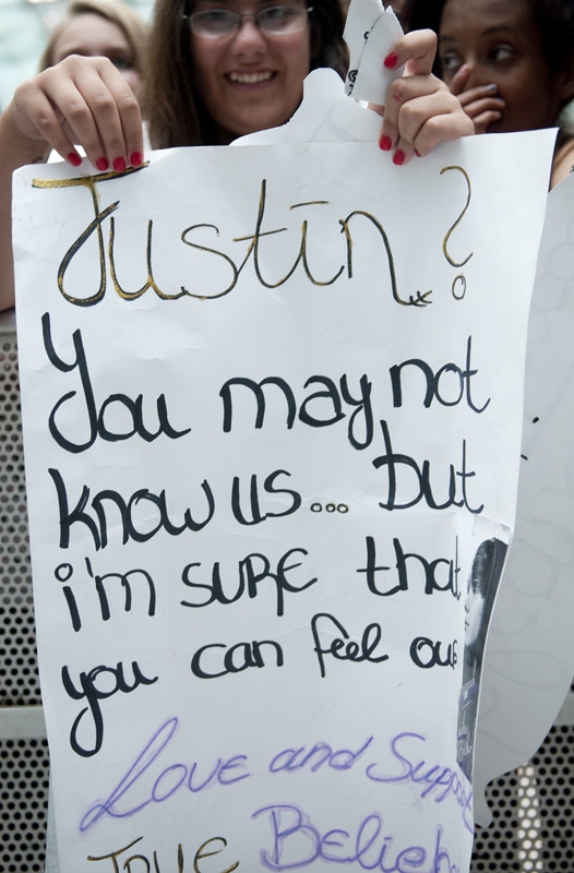 Justin Bieber unplugged am Frankfurter Flughafen. – Bieber-Fans, Frankfurt 2012