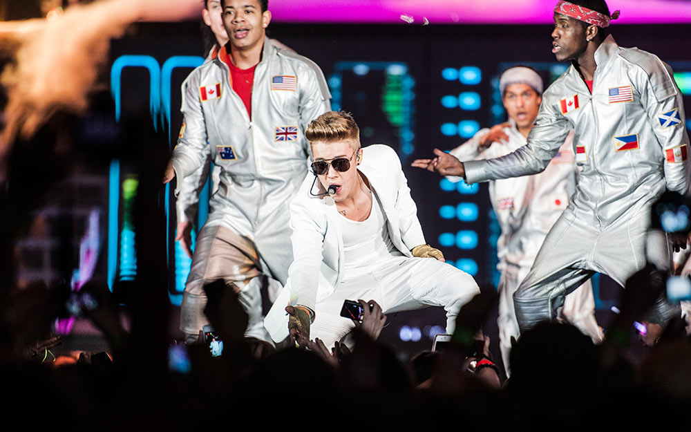 Michael Jackson in klein und kreischende Girls. – Justin Bieber.