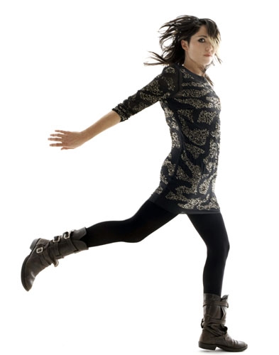 KT Tunstall, stylish  in Aktion. – Hi Hüpf, wie Flipp, der Grashüpfer.