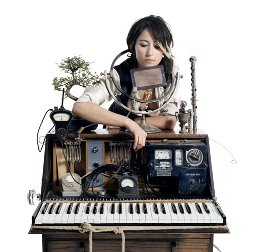 KT Tunstall, stylish  in Aktion. – Seltsame Maschine, Teil 2.