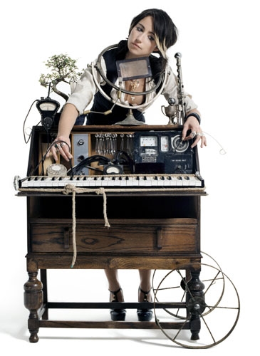 KT Tunstall, stylish  in Aktion. – KT und seltsame Maschinerien.