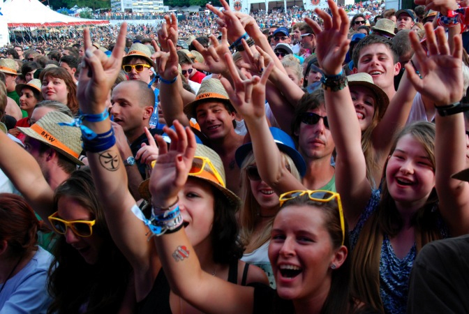 Kaiser Chiefs – In Open Air-Laune: Ricky Wilson und Band. – Fans.