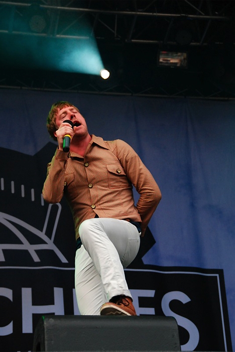 Kaiser Chiefs – In Open Air-Laune: Ricky Wilson und Band. – Ricky.
